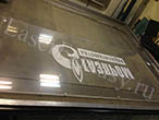 Газпром - гравировка логотипа на оргстекле плексиглас хт:2030х900х10мм Выставочный банер.