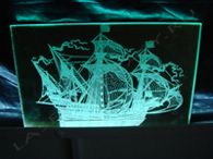 Торцевая подсветка прозрачного стекла. Графическое изображение старинного корабля. Элемент потолка.