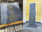 Установка стелы с нашей работой на керамограните на площади Савёловского вокзала г.Москвы